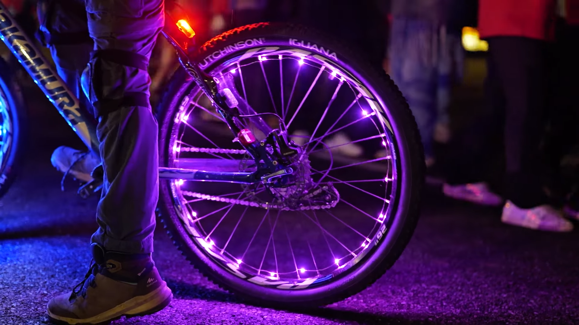 Roue de vélo ornée de leds de nuit