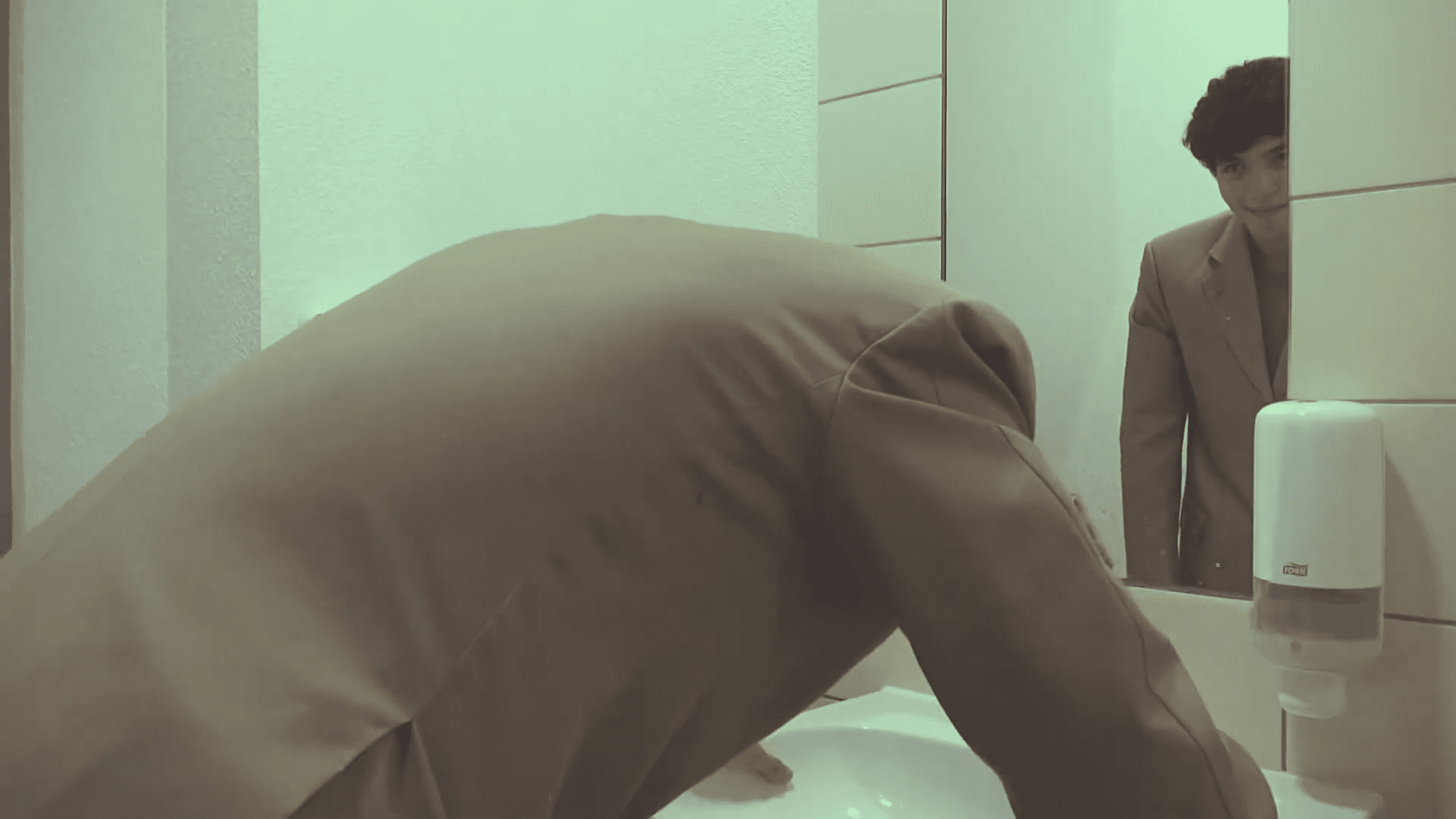 Une personne devant un miroir, son reflet n'est pas le même