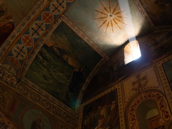 Un faisceau de lumière émanent de la fenêtre d'une cathédrale