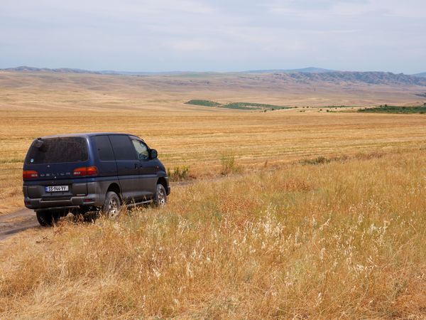 Une voiture dans un paysage desert
